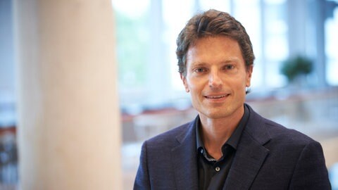 Enzo Weber, Wirtschaftswissenschaftler, blickt in die Kamera. Der Wirtschaftswissenschaftler Enzo Weber vom Institut für Arbeitsmarkt- und Berufsforschung hat einen genauen Blick auf die Wirtschaftslage Deutschlands. In SWR1 Leute beantwortet er die Frage, ob und wie sich die Konjunktur in Deutschland wieder erholen und verbessern kann.