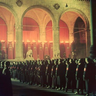 Das Farbbild zeigt die Versammlung der jährlichen Mitternachtsschwur der NS-SS-Truppen. Jedes Jahr mussten die Nazi-Truppen einen Treueid ablegen. Der Eid lautete: Ich schwöre Ihnen, Adolf Hitler, als Führer und Kanzler des Deutschen Reiches Loyalität und Tapferkeit. Ich schwöre dir und den Führern, die du mir gesetzt hast, absolute Treue bis zum Tod. Möge Gott mir beistehen. Feldherrnhalle, München 1938.