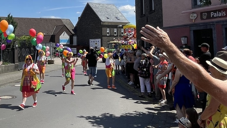 Gute Laune bei hochsommerlichen Temperaturen: In Kottenheim ist man heute jeck im Sonnenschein!