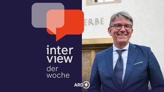 Wolfram Weimer (parteilos), Staatsminister für Kultur und Medien, steht vor dem neuen Zentrum Welterbe.
