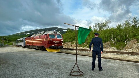 Der Kameramann filmt die Einfahrt der Nordlandsbahn in Lønsdal.