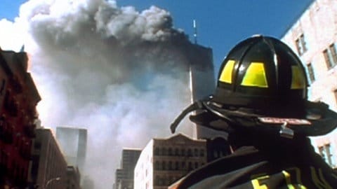 Ein Feuerwehrmann blickt an 911 auf die brennenden Türme
