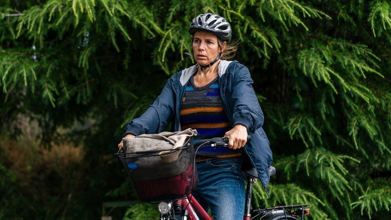 Franziska mit ihrem Fahrrad vor einer Tanne