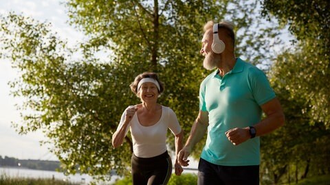 Ältere Menschen beim Sport. Bewegung und ein gesunder Lebensstil helfen, das Sterberisiko zu senken. Die KI-Analyse des Körperscans könnte als Motivation dienen.