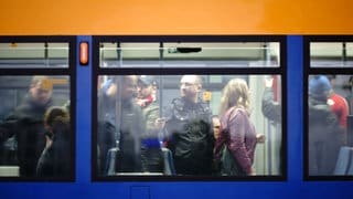 Eine volle Straßenbahn in Mainz (Symbolbild): die Polizei sucht eine Frau, die einen 4-jährigen Jungen geohrfeigt hat.  