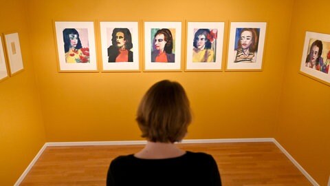 Eine Besucherin steht vor Frauenbildnissen des Künstlers Emil Nolde. Ein ähnliches Bild wurde von der Uni Tübingen geraubt.