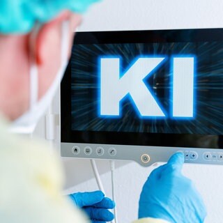Fotomontage, eine medizinische Fachkraft bedient einen Monitor mit dem Schriftzug KI. Mediziner Dr. André T. Nemat erklärt in SWR1 Leute, warum wir in Zukunft nicht mehr krank werden müssen.