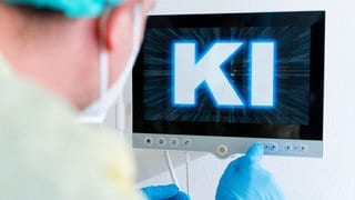 Fotomontage, eine medizinische Fachkraft bedient einen Monitor mit dem Schriftzug KI. Mediziner Dr. André T. Nemat erklärt in SWR1 Leute, warum wir in Zukunft nicht mehr krank werden müssen.