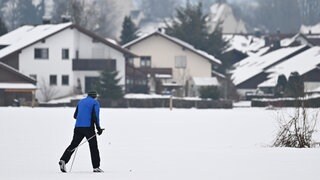 Ein Langläufer ist bei Isny im Allgäu auf seinen Skiern unterwegs: Obwohl es zuletzt einigen Neuschnee gegeben hat, sind in der Region Bodensee-Oberschwaben nur wenige Loipen gespurt. Die Möglichkeiten für Langlauf sind daher begrenzt.