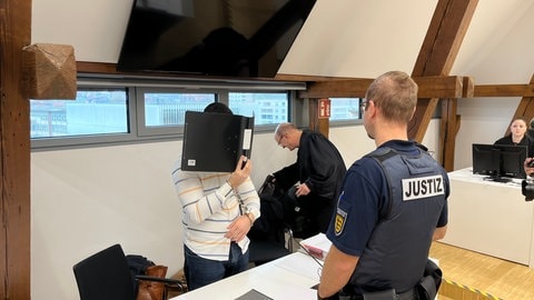 Am Landgericht Ulm hat am Mittwoch der Prozess gegen einen 23-Jährigen begonnen, der seinen ehemaligen Lehrer lebensgefährlich verletzt haben soll. Die Anklage lautet auf versuchten Totschlag, zum Auftakt des Prozesses stritt der Angeklagte den Angriff ab.
