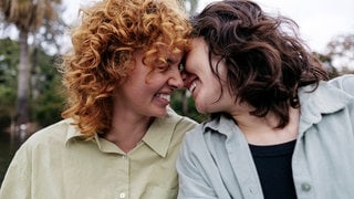 Junge Frauen küssen sich. Jugendliche haben immer später erste sexuelle Erfahrungen und Sex. Das zeigt eine Meta-Studie aus Spanien.