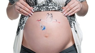 Bauch einer schangeren, darauf gemalt ein Storch, der ein Baby bringt, das in weiße Tücher verpackt ist, die mit einem blauen Band gehalten werden: Es gibt sehr viele Mythen oder Ammenmärchen in Bezug auf die Schwangerschaft. Sehr viele davon beschäftigen sich mit der Prädiktion, also mit der Vorhersage des Geschlechts.