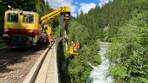 Arbeiter bei einer Brückeninspektion an der Arlbergbahnstrecke in Vorarlberg. Sie ist wegen Sanierung gesperrt.