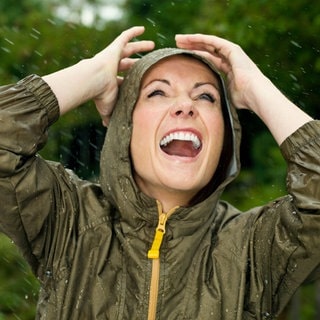 Frau mit Regenjacke
