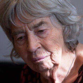 Portrait - ältere Frau mit grauen Haaren