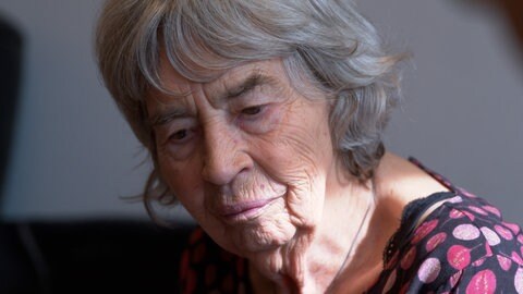 Portrait - ältere Frau mit grauen Haaren