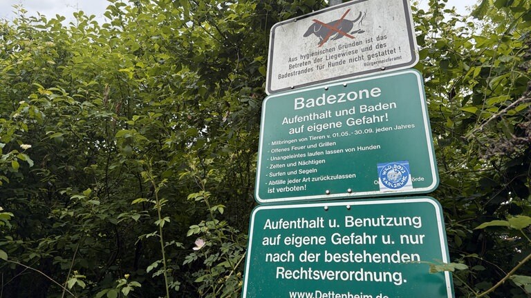 Ein Schild am Badesee Giesen in Dettenheim zeigt, wo sich Badegäste aufhalten dürfen.