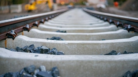 Gleise an eine Baustelle: Wegen Bahnbauarbeiten gibt es weitere Zugausfälle und Umleitungen rund um Mainz