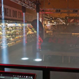 Gemüseabteilung im Supermarkt wird zur Rave-Fläche