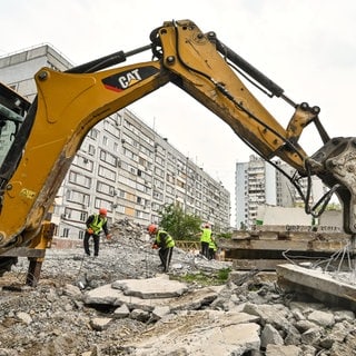 Wiederaufbauarbeiten in Saporischja 2024. Das mehrstöckige Gebäude war 2023 bei einem russischen Angriff zerstört worden. Die Kosten für den Wiederaufbau der Ukraine werden auf rund 500 Milliarden US-Dollar geschätzt.