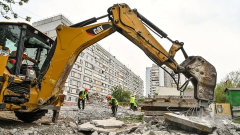 Wiederaufbauarbeiten in Saporischja 2024. Das mehrstöckige Gebäude war 2023 bei einem russischen Angriff zerstört worden. Die Kosten für den Wiederaufbau der Ukraine werden auf rund 500 Milliarden US-Dollar geschätzt.