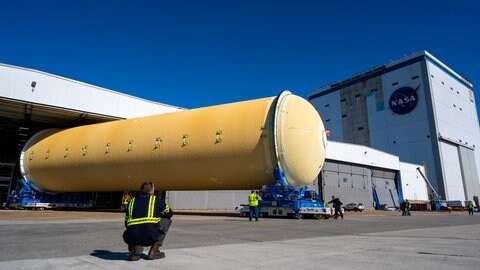 130 Fuß lange Flüssigwasserstofftank der SLS Raketen-Hauptstufe