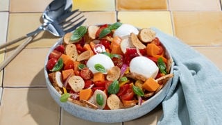 Tomaten-Brot-Salat mit Süßkartoffeln, angerichtet in einer Schüssel. Ein SWR1 Pfännle-Rezept zum Motto "Bock auf Brot".