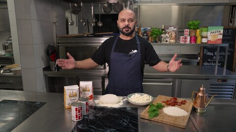 Domenico Gentile backt eine neapolitanische Pizza.