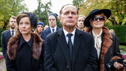 Esther Labaule (Inka Friedrich), Wolfram Labaule (Uwe Ochsenknecht), Marianne Labaule (Irm Herrmann); dahinter v.li.: Bernd (Nils Dörgeloh), Vanessa (Jil Funke), Tristan Labaule (Lukas Rüppel), Constanze Labaule (Lena Dörrie). © SWRViolet PicturesMaor Waisburd