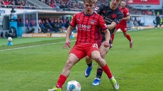 Hennes Behrens im Zweikampf gegen Ibrahim Maza (Bayer Leverkusen). 