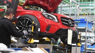 Chipmangel in der Autoindustrie: Ein Mercedes wird auf dem Band zusammengebaut.