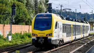Ein Regionalzug von Arverio fährt durch Baden-Württemberg. 