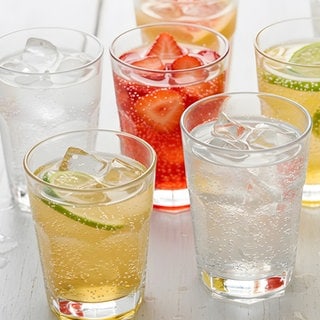 Gläser mit einer Auswahl an Tonic-Drinks