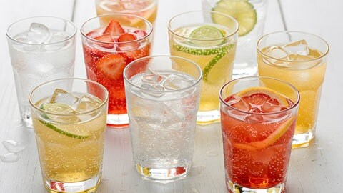 Gläser mit einer Auswahl an Tonic-Drinks