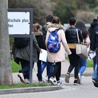 Schüler verlassen unter Polizeischutz die Karolina-Burger-Realschule in Ludwigshafen. Nach mehreren Zwischenfälle hatte die Polizei ihre Präsenz an der Schule erhöht.