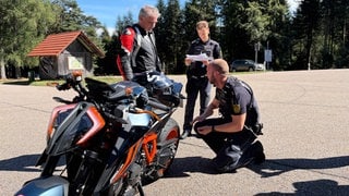 Auf der B500 kommt es immer wieder zu tödlichen Unfällen mit Motorrädern. Deswegen wollen sich Polizei und Gemeinden nun über neue Sicherheitsmaßnahmen beraten. 