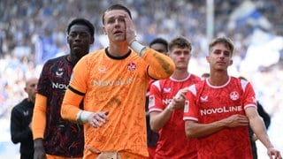 Frustrierte Spieler des 1. FC Kaiserslautern nach der Niederlage in Magdeburg