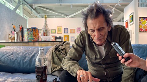 Ronald David "Ron" Wood, Maler und Gitarrist der Rolling Stones im Kunstmuseum Tübingen. Im Herbst wird er dort zum ersten Mal seine Bilder ausstellen.