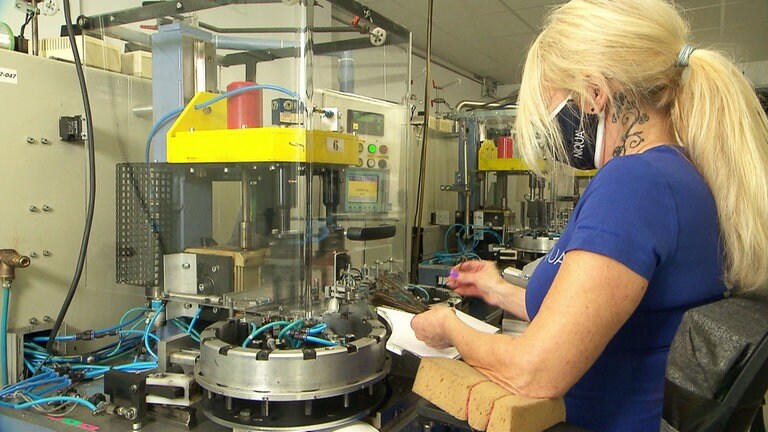 Beltheim - Eine Frau an der Werkbank