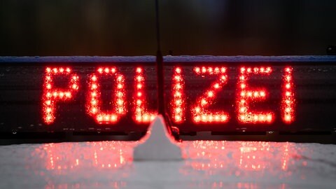 Roter Schriftzug der Polizei