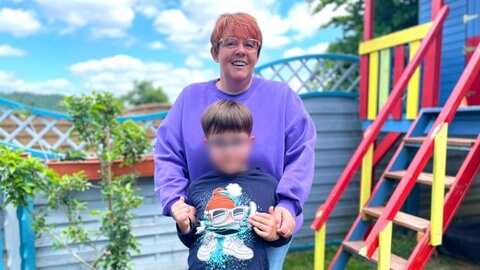 Claudia Fett mit ihrem Sohn Maximilian. Der Siebenjährige will seit einigen Wochen keinen Bus mehr fahren.