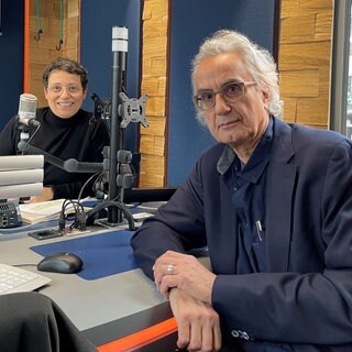 Der Schriftsteller Friedrich Ani im Gespräch mit SWR Literaturredakteurin Katharina Borchardt auf der Frankfurter Buchmesse 2025