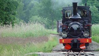 Eine Bahnfahrt  wie vor hundert Jahren. Hin- und Rückfahrt durch die idyllische Landschaft dauern ca. 45 Minuten.