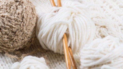 Wolle und Stricknadeln