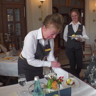 Gabriele Gass beim Arbeiten im Luxushotel in Baden-Baden.