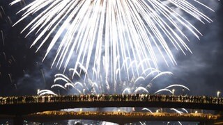 Hunderte Menschen verfolgen von zwei über den Rhein führenden Brücken aus das Feuerwerk des Konstanzer Seenachtsfestes. (Archivbild)
