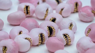 Das Kunstwerk "Little Bathers" der Bildhauerin Rona Pondick ist Teil der Ausstellung "In aller Munde" (2020) Archivfoto.