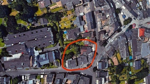 Eine Luftbildaufnahme mit einem roten Kreis um das Gebäude, wo bald das neue Lebenshilfehaus in Sinzig entstehen soll. 