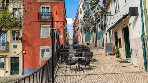 Sitzplätze eines Restaurants in einer Altstadt