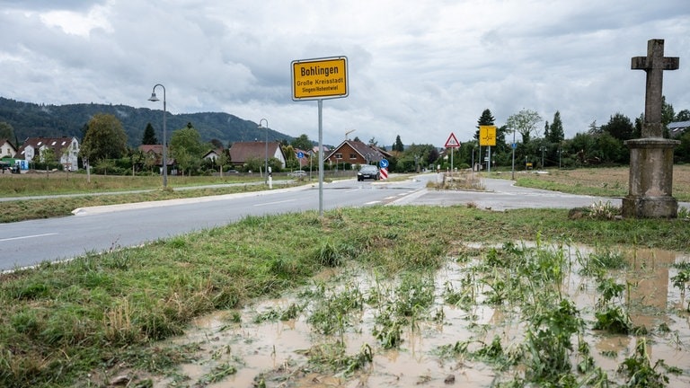 Das Ortsschild an einem Ortseingang von Bohlingen (Kreis Konstanz) nach schweren Unwettern.